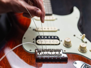 Il Giovane Ragazzo Gode Di Di Giocare La Charra Elettrica Giocatore Musica Rock Illustrazione Piana Vettore Stile Del Fumetto Image105984549